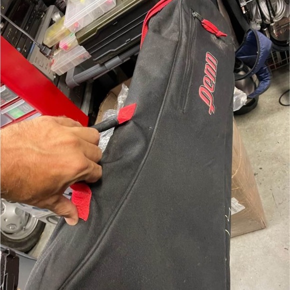 Multi Tennis racquet bag by Penn 
Can hold 3 tennis rackets - Picture 5 of 6